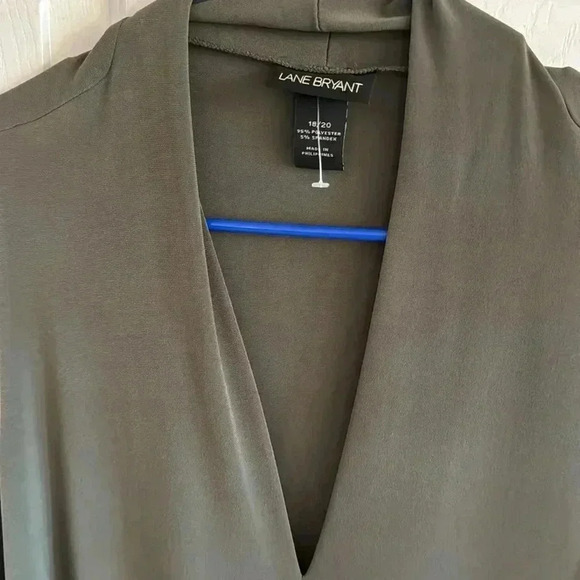 NWOT Lane Bryant Women’s SZ 18/20 V Neck Sleeveless Top 95/5 Polyester/Spandex - Picture 2 of 5